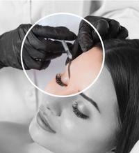 Botox-Injektion in die Stirn einer Patientin mit schwarzen Handschuhen