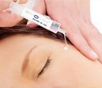 BYONIK Gesichtsbehandlung mit Wirkstoffserum, das sanft auf die Haut aufgetragen wird