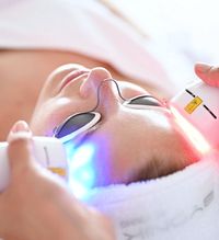 BYONIK Lichttherapie bei einer Gesichtsbehandlung mit LED-Technologie
