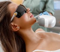 BYONIK Gesichtsbehandlung mit Wirkstoffserum, das sanft auf die Haut aufgetragen wird