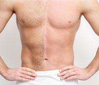 Kosmetische Wirkstoffe und Pinsel vorbereitet für eine professionelle Gesichtsbehandlung