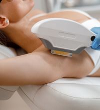 BYONIK Lichttherapie bei einer Gesichtsbehandlung mit LED-Technologie