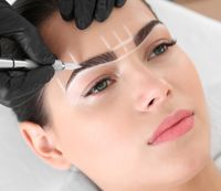 Augenbrauen Lifting und Styling für perfekt geformte Brows