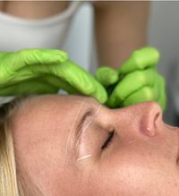 Vorzeichnung und Vermessung der Augenbrauen vor dem Brow Styling bei BQ Medical Beauty