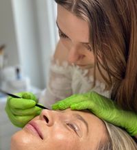 Augenbrauen Styling Behandlung mit Pinsel und Pflegeprodukten bei BQ Medical Beauty