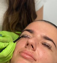Professionelle Wimpernverlängerung während einer Lash Behandlung bei BQ Medical Beauty