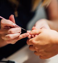 Professionelle Maniküre Behandlung mit Nagelhautpflege im Studio