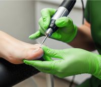 Professionelle Pediküre-Behandlung mit elektrischer Fräse zur präzisen Nagel- und Hornhautpflege