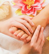 Sanfte Fußmassage während einer Pediküre-Behandlung zur Entspannung und Pflege der Füße