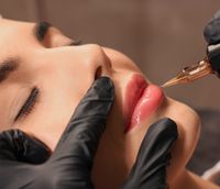 Permanent Make-up Lippen für eine gleichmäßige und natürliche Lippenfarbe