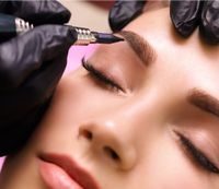 BABOR Gesichtscreme in einem offenen Tiegel mit Cremetextur auf grünem Hintergrund.