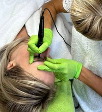 Permanent Make-up Augenbrauen Behandlung während der Pigmentierung