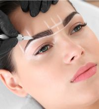 Vorzeichnung der Augenbrauen für Permanent Make-up Behandlung