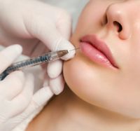 Ästhetische Lippenbehandlung mit Hyaluron durch eine Ärztin in einem medizinischen Umfeld