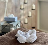 Behandlungsraum in Beauty Connection München mit einer Kosmetikerin und einer Kundin während einer Gesichtsbehandlung.