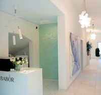 Moderner Empfangsbereich und stilvoller Flur im Kosmetikstudio BQ Medical Beauty mit BABOR Theke und eleganter Innenarchitektur