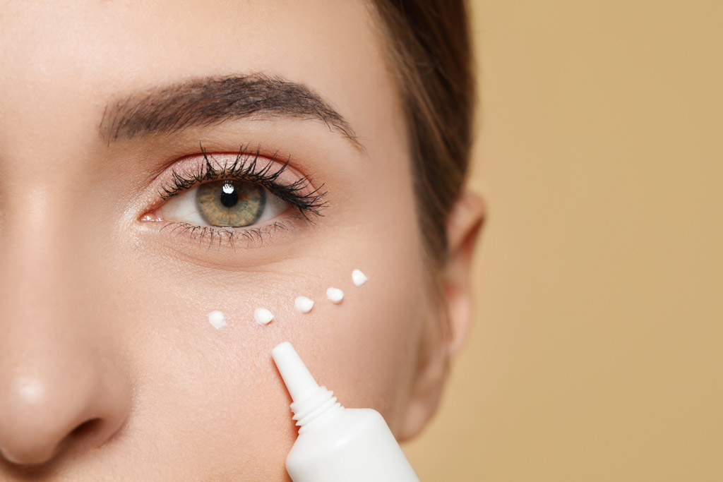 Augencremes, -gels und -seren gehören zu Ihrer Hautpflegeroutine
