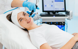 Hautneedling, auch bekannt als Microneedling